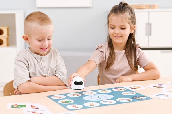 dzieci w przedszkolu bawią się robotem logi minibot